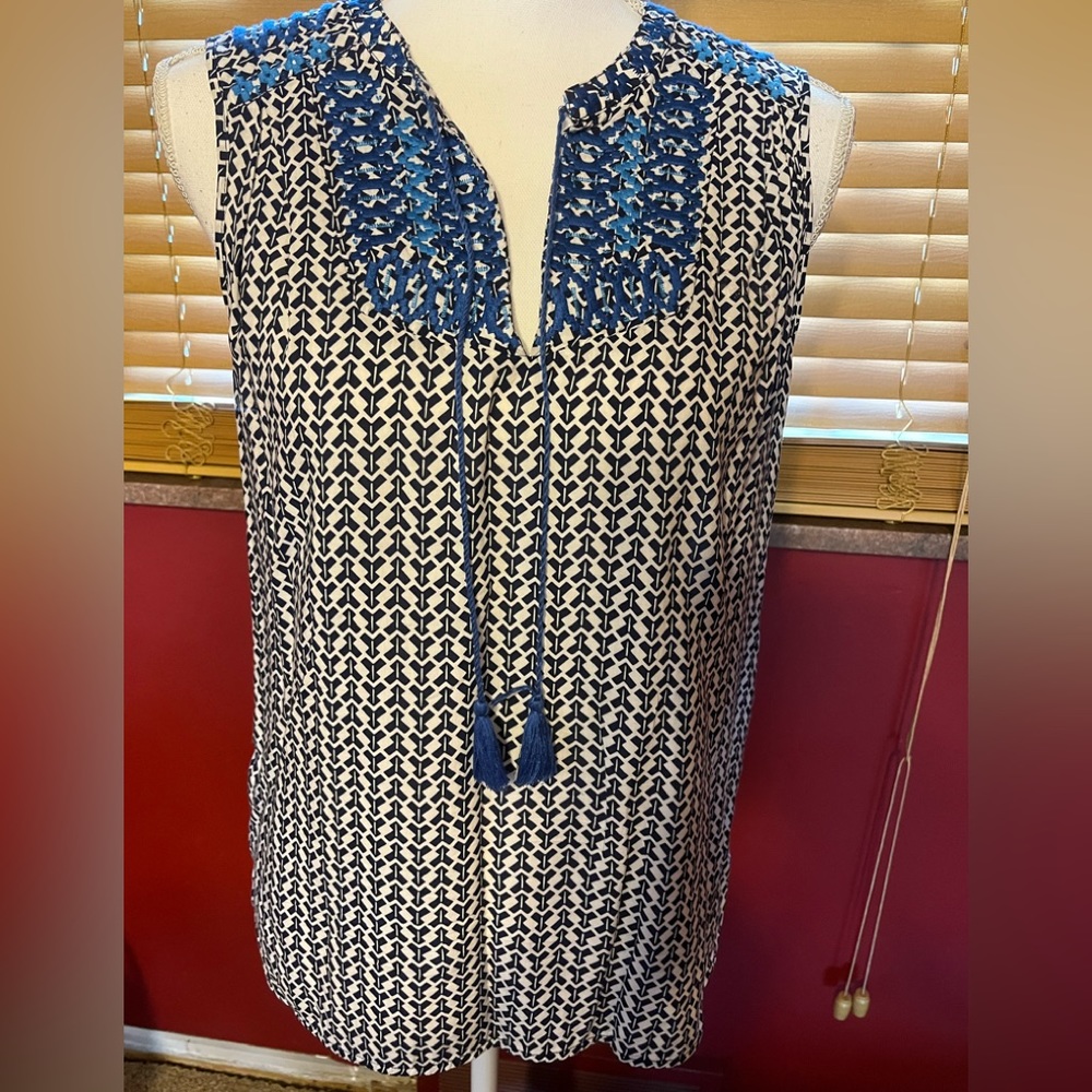 Beautiful sleeveless split-neck top